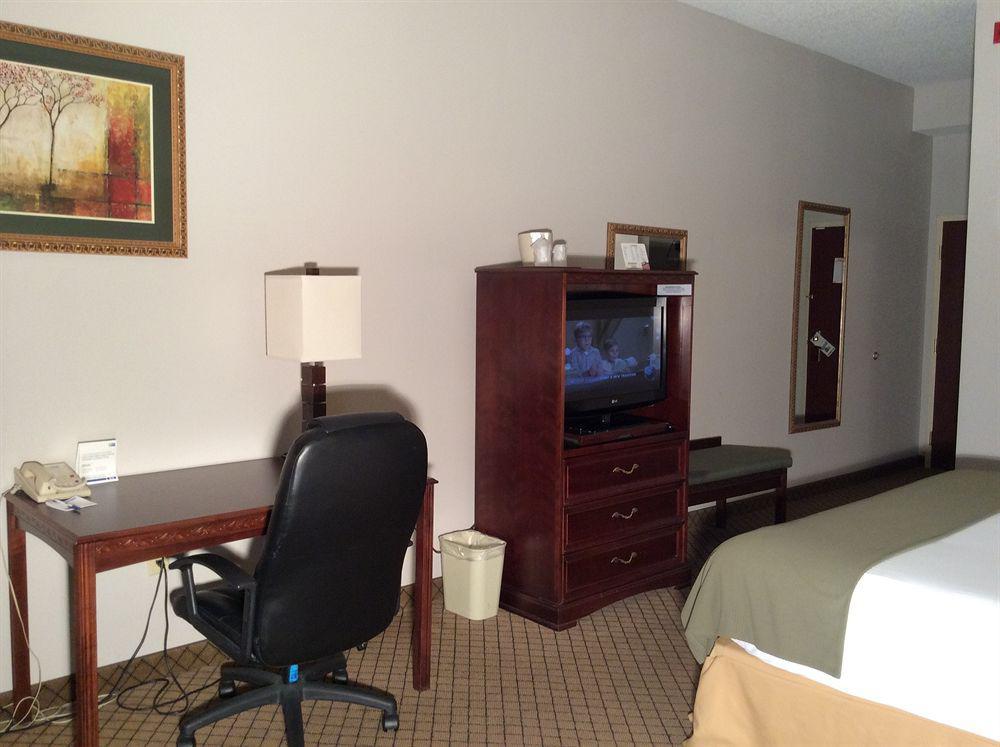 Hotel Express & Cincinnati Northeast-milford By Ihg Milford