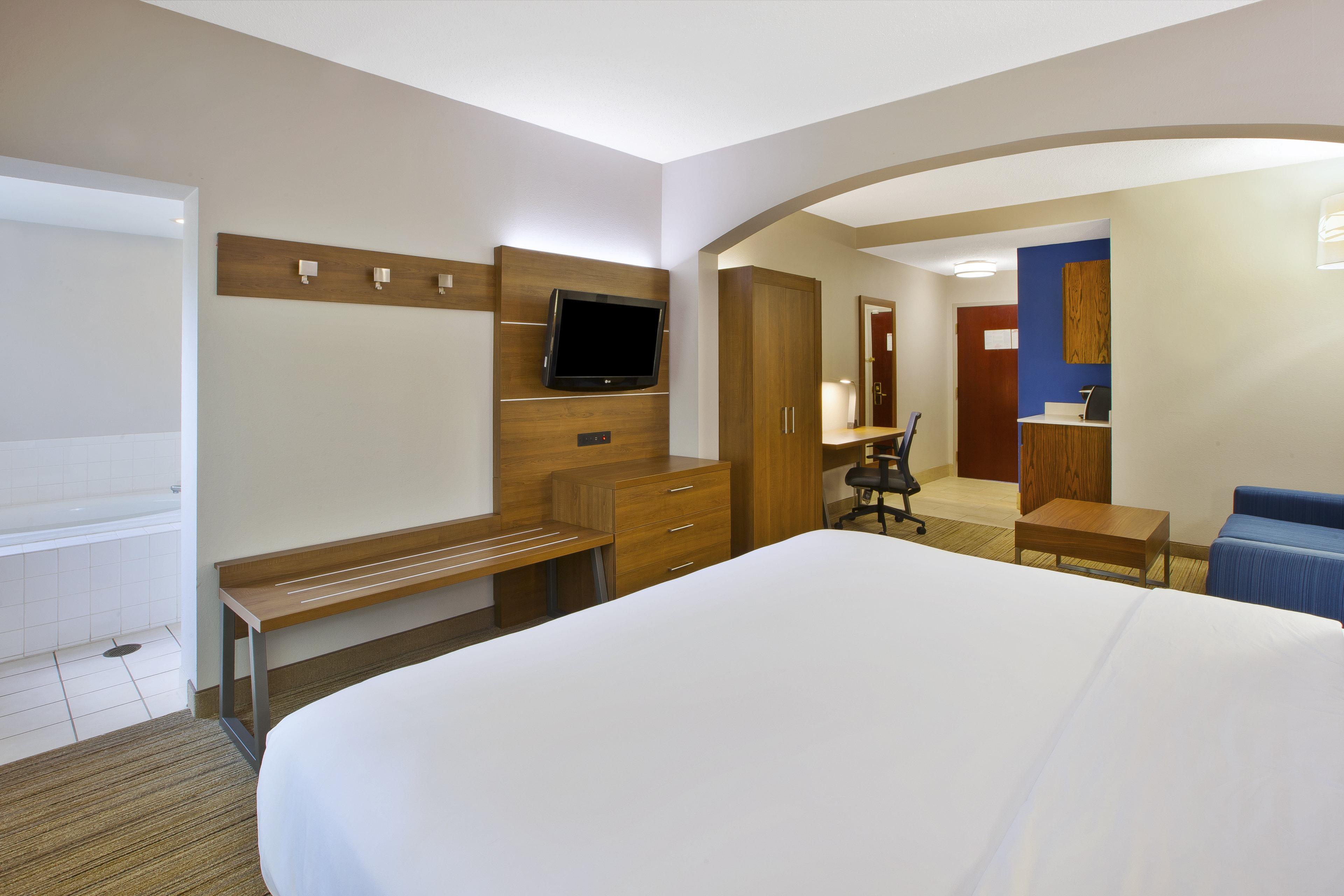 Hotel Express & Cincinnati Northeast-milford By Ihg 3*
