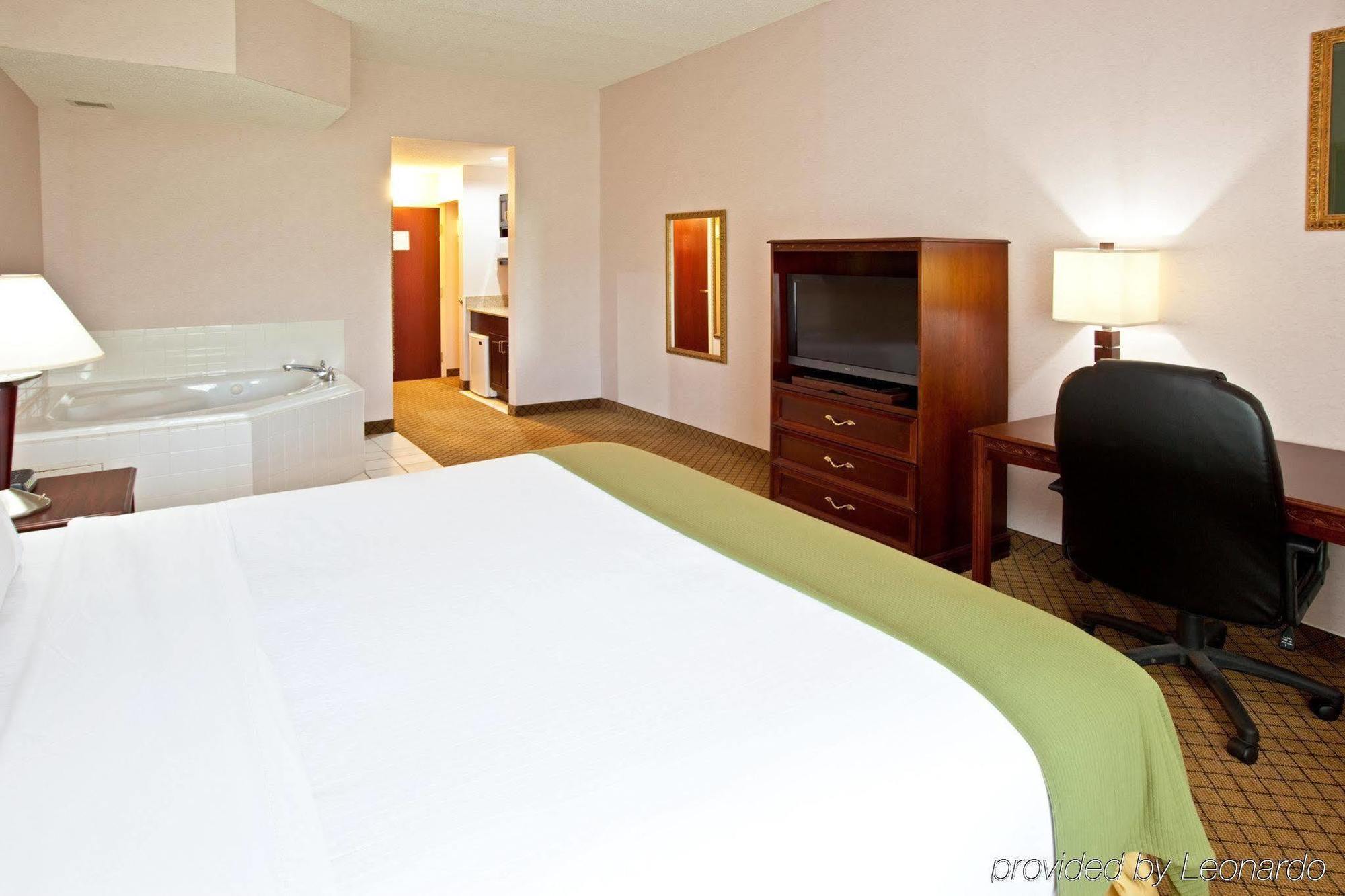Express & Cincinnati Northeast-milford By Ihg Hotel 3*